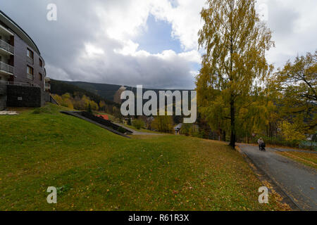SPINDLERUV MLYN, TSCHECHISCHE REPUBLIK - 24. OKTOBER 2018: die Straßen und Häuser der am meisten frequentierten Berge und Skigebiete im Land. Stockfoto