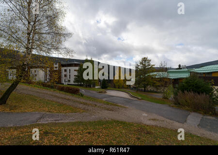 SPINDLERUV MLYN, TSCHECHISCHE REPUBLIK - 24. OKTOBER 2018: die Straßen und Häuser der am meisten frequentierten Berge und Skigebiete im Land. Stockfoto