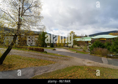 SPINDLERUV MLYN, TSCHECHISCHE REPUBLIK - 24. OKTOBER 2018: die Straßen und Häuser der am meisten frequentierten Berge und Skigebiete im Land. Stockfoto