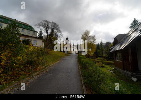 SPINDLERUV MLYN, TSCHECHISCHE REPUBLIK - 24. OKTOBER 2018: die Straßen und Häuser der am meisten frequentierten Berge und Skigebiete im Land. Stockfoto