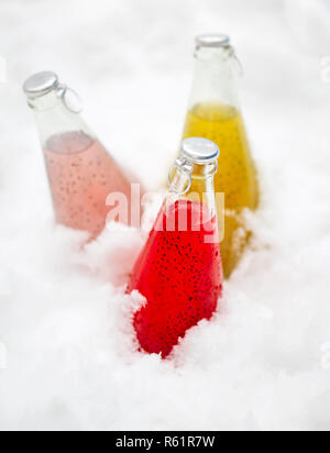 Drei gesunde Getränke mit Chia Samen (lat. Salvia hispanica) Ion im Schnee. Gesundheit und Ernährung Konzept. Chia Samen werden als ein Superfood mit p Stockfoto