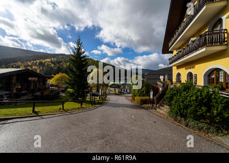 SPINDLERUV MLYN, TSCHECHISCHE REPUBLIK - 24. OKTOBER 2018: die Straßen und Häuser der am meisten frequentierten Berge und Skigebiete im Land. Stockfoto
