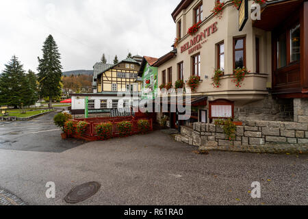 SPINDLERUV MLYN, TSCHECHISCHE REPUBLIK - 24. OKTOBER 2018: die Straßen und Häuser der am meisten frequentierten Berge und Skigebiete im Land. Stockfoto
