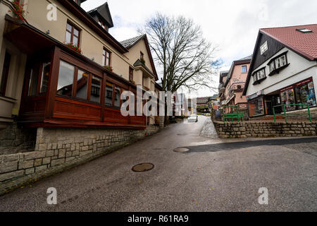 SPINDLERUV MLYN, TSCHECHISCHE REPUBLIK - 24. OKTOBER 2018: die Straßen und Häuser der am meisten frequentierten Berge und Skigebiete im Land. Stockfoto