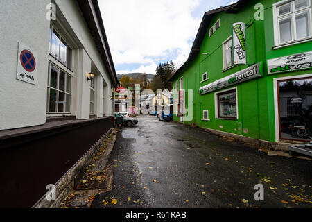 SPINDLERUV MLYN, TSCHECHISCHE REPUBLIK - 24. OKTOBER 2018: die Straßen und Häuser der am meisten frequentierten Berge und Skigebiete im Land. Stockfoto
