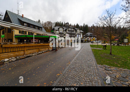 SPINDLERUV MLYN, TSCHECHISCHE REPUBLIK - 24. OKTOBER 2018: die Straßen und Häuser der am meisten frequentierten Berge und Skigebiete im Land. Stockfoto