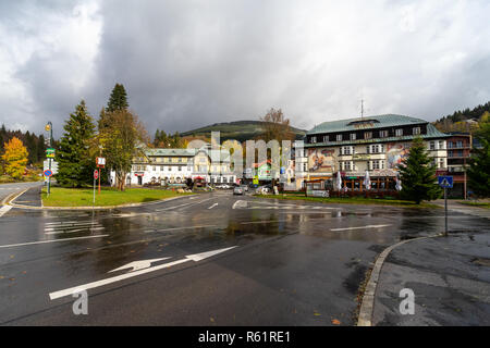 SPINDLERUV MLYN, TSCHECHISCHE REPUBLIK - 24. OKTOBER 2018: die Straßen und Häuser der am meisten frequentierten Berge und Skigebiete im Land. Stockfoto