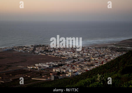 Stadtzentrum von Sidi Ifni von oben mit Blick auf das Meer im Hintergrund Stockfoto