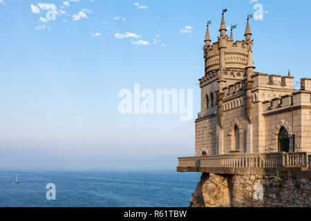 Schwalbennest Schloss auf der Krim in blau Abend Stockfoto