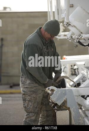 Mitglieder des Bereichs 266th Squadron, Idaho Air National Guard, für eine Übung Nov. 21, 2018 vorbereiten. Die Mission der 266 RANS ist zu entwickeln, zu pflegen und zu einer simulierten feindlichen elektronische Bedrohungslage für Flugzeugbesatzungen zu trainieren. Stockfoto