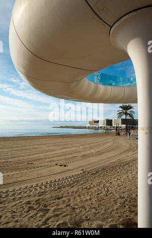 El Postiguet Strand Playa mit modernen Fußgängerzone weiße Brücke, Alicante, Costa Blanca, Spanien, Europa Stockfoto