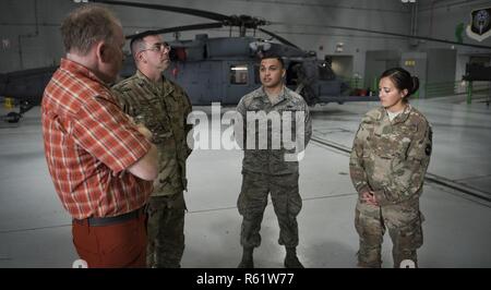 Dr. Daniel Cottam spricht mit Fliegern zu den 823 Maintenance Squadron an der Nellis Air Force Base in Nevada, Nov. 16, 2018 zugeordnet. Die Flieger waren ein Teil der Mannschaft, die die Hubschrauber, die cottam nach dem Wandern Unfall gerettet hat. Stockfoto