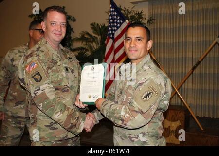 U.S. Army Staff Sgt. Orlando Alvarez, Recht, ein Fallschirm Rigger, die Unterstützung der Gruppe Bataillon zugeordnet, 7th Special Forces Group (Airborne), erhält eine Auszeichnung von Oberstleutnant Daniel A. Lancaster, Links, Commander Group Support Battalion, 7th Special Forces Group (Airborne), in Eglin Air Force Base, Fla. Stockfoto