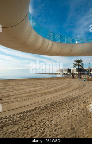 El Postiguet Strand Playa mit modernen Fußgängerzone weiße Brücke, Alicante, Costa Blanca, Spanien, Europa Stockfoto