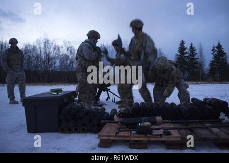 Armee Indirektes Feuer Infanteristen zu Apache Unternehmen, 1.BATAILLON Infanterie Regiment, 501St Fallschirm, 4 Infantry Brigade Combat Team (Airborne), 25 Infanterie Division, U.S. Army Alaska zugeordnet, bedienen Sie den M252 81 mm Mörser System während der Live-Fire Training bei Joint Base Elmendorf-Richardson, Alaska, 19.11.2018. Während der live-Fire Training die Fallschirmjäger ihre crew Waffenfertigkeiten durch Feuer Missionen bei Nacht unter Verwendung der M252 81 mm und M121 120 mm Mörser Systeme serviert. Stockfoto