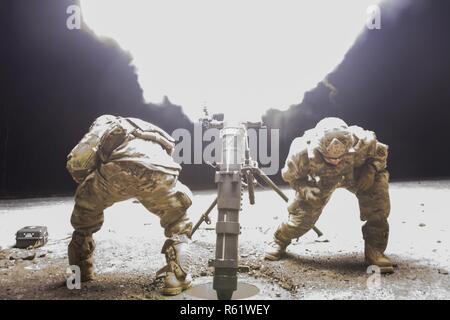 Armee Indirektes Feuer Infanteristen zu Apache Unternehmen, 1.BATAILLON Infanterie Regiment, 501St Fallschirm, 4 Infantry Brigade Combat Team (Airborne), 25 Infanterie Division, U.S. Army Alaska zugeordnet, bedienen Sie den M121 120 mm Mörser System während der Live-Fire Training bei Joint Base Elmendorf-Richardson, Alaska, 19.11.2018. Während der live-Fire Training die Fallschirmjäger ihre crew Waffenfertigkeiten durch Feuer Missionen bei Nacht unter Verwendung der M252 81 mm und M121 120 mm Mörser Systeme serviert. Stockfoto