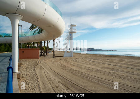 El Postiguet Strand Playa mit modernen Fußgängerzone weiße Brücke, Alicante, Costa Blanca, Spanien, Europa Stockfoto