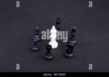 Bild von Schach Schachfiguren. Auf dem schwarzen Hintergrund isoliert. Stockfoto