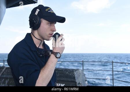 Mittelmeer (Nov. 21, 2018) Seaman Dylon Lamalie steht auf dem fantail an Bord der Nimitz-Klasse Flugzeugträger USS Harry S. Truman (CVN 75). Die derzeit in den USA Sechste Flotte Bereich der Operationen, Harry S. Truman wird zur Förderung der Zusammenarbeit mit den regionalen Verbündeten und Partnern fortsetzen, Stärkung der regionalen Stabilität, und wachsam bleiben, agil und dynamisch. Stockfoto