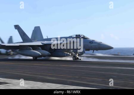 Mittelmeer (Nov. 21, 2018) Eine F/A-18E Super Hornet, die "Sunliners" von Strike Fighter Squadron (VFA) 81, startet von der Nimitz-Klasse Flugzeugträger USS Harry S. Truman (CVN 75). Die derzeit in den USA Sechste Flotte Bereich der Operationen, Harry S. Truman wird zur Förderung der Zusammenarbeit mit den regionalen Verbündeten und Partnern fortsetzen, Stärkung der regionalen Stabilität, und wachsam bleiben, agil und dynamisch. Stockfoto