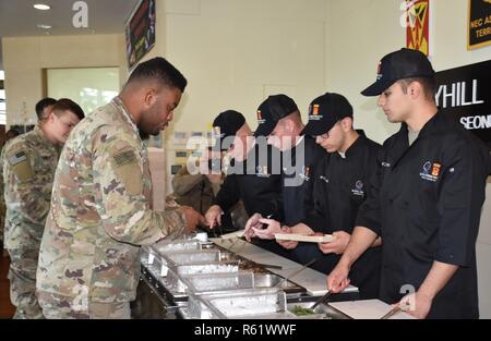 Generalleutnant Michael A. Rechnungen, achte Armee kommandierenden General; und Command Sgt. Maj. Jason Schmidt, dienen die Thanksgiving Mahlzeit nach den US-amerikanischen und ROK-Soldaten auf CTF Defender. Stockfoto