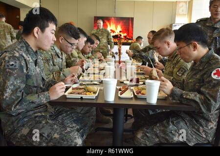 Die Eröffnung der neuen Skyhill Speisesaal bei CTF Defender brachte sowohl in den USA als auch ROK Soldaten zusammen ein Thanksgiving Essen zu teilen. Stockfoto