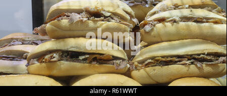 Gefüllte Sandwiches mit Schweinefleisch auch Porchetta in italienischer Sprache für den Verkauf in den Street Food Store Stockfoto