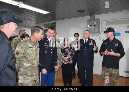 35. ADA Brigade Food Service Officer Chief Warrant Officer 2 Fluss Mitchell gibt die 8A und 35 ADA Befehl Mannschaften eine Tour durch die Neue Skyhill Speisesaal Küche, wo Soldaten das Thanksgiving Dinner vorbereitet. Stockfoto