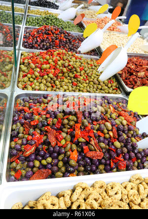 Garküche, die typisch für die Mediterranen Gebiete mit Oliven und Paprika und tarallini Stockfoto