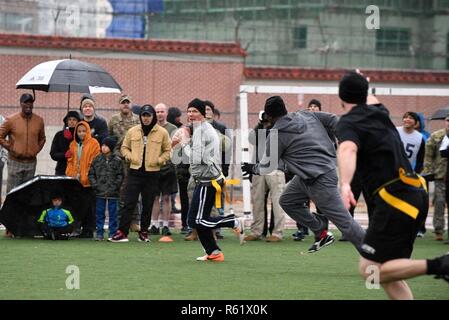 CAMP HUMPHREY, Republik Korea - Soldaten in den 2 Infanterie Division/ROK-U.S. Kombinierte Division in der Türkei Bowl 2018 Zoekler Fußballplatz Nov. 21 teilnehmen, Team Building und Esprit de Corps zu fördern. Die Offiziere und Soldaten Soldaten Flag football Spiel war der offizielle Start des Kriegers Thanksgiving Wochenende. Stockfoto