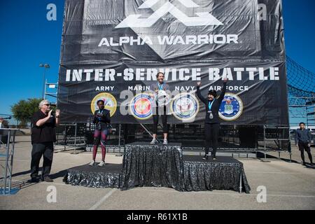 Weibliche Mitglieder der U.S. Navy Inter-service Alpha Warrior Final Battle Team für ein Foto posieren Nach dem Gewinn der Air Force Alpha Krieger Wettbewerb November 16, 2018, an der Alpha Krieger Testgelände, Retama Park, Selma, Texas. Im Bild von links sind Petty Officer 1st Class Mikala Hawkins (dritter Platz); Lt. j.g. Amanda Graham (Platz 1), und Senior Chief Petty Officer Kristal Pena (Platz 2). Sechs Athleten aus der US-Luftwaffe, Heer und Marine wird als die männlichen und weiblichen Vertreter während der erste inter-Service letzte Schlacht qualifizieren. Die Air Force Alpha Krieger Programm, in Stockfoto