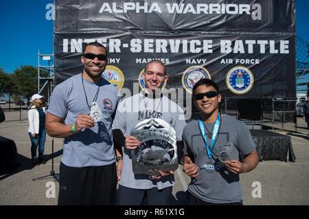 Männliche Athleten der U.S. Navy Inter-service Alpha Warrior Final Battle Team für ein Foto posieren Nach dem Gewinn der Air Force Alpha Krieger Wettbewerb November 16, 2018, an der Alpha Krieger Testgelände, Retama Park, Selma, Texas. Im Bild von links sind Senior Chief Petty Officer Josh Mann (Platz 3); Seaman zog Schnell (Platz 1) und Lt.Cmdr. Ryan Bareng (Platz 2). Sechs Athleten aus der US-Luftwaffe, Heer und Marine wird als die männlichen und weiblichen Vertreter während der erste inter-Service letzte Schlacht qualifizieren. Die Air Force Alpha Krieger Programm, in seinem zweiten Jahr, ist bei Stockfoto