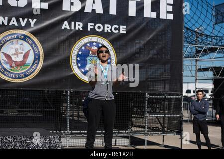 Us Navy Lieutenant Cmdr. Ryan Bareng (Platz 2) posiert für ein Foto nach der Air Force Alpha Krieger Wettbewerb November 16, 2018, an der Alpha Krieger Testgelände, Retama Park, Selma, Texas. Sechs Athleten aus der US-Luftwaffe, Heer und Marine wird als die männlichen und weiblichen Vertreter während der erste inter-Service letzte Schlacht qualifizieren. Die Air Force Alpha Krieger Programm, in seinem zweiten Jahr, wird auf Anlagen in der gesamten Welt hilft dabei, auf die funktionale Eignung der Flieger bauen. Air Force Alpha Krieger fördert bereit und elastischen Airman Familien durch den Bau von Moral eine Stockfoto