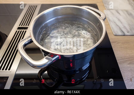 Kochen auf dem Wasser mit kochendem Wasser auf Herd Stockfoto