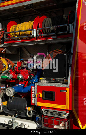 Detail der Messuhren und Anzeigen auf einem großen Feuerwehrauto, Alicante, Costa Blanca, Spanien Stockfoto