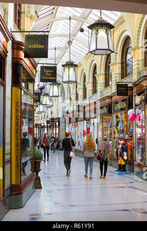 Norwich Arcade, Ansicht von Menschen zu Fuß in die Royal Arcade im Stadtzentrum von Norwich, Norfolk, Großbritannien Stockfoto