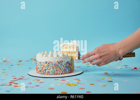 Teilweise mit Blick auf die Frau unter Stück leckeren Kuchen auf blauem Hintergrund Stockfoto