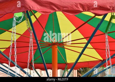 Bunte Dach der Karussell mit Ketten - eine Attraktion für Kinder Stockfoto