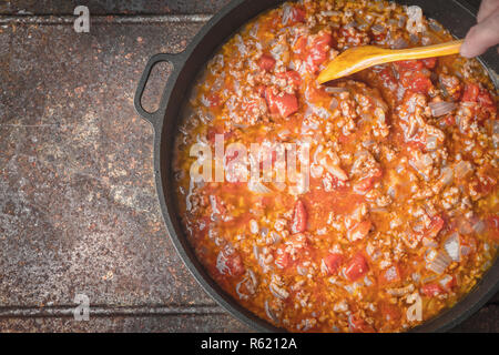 Eintopf Fleisch mit Zwiebeln und Tomaten in der Pfanne-Draufsicht Stockfoto