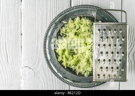 Geriebene Gurke in der Draufsicht Metallplatte Stockfoto