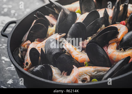 Paella in der Pfanne auf dem Metall Hintergrund horizontal Stockfoto