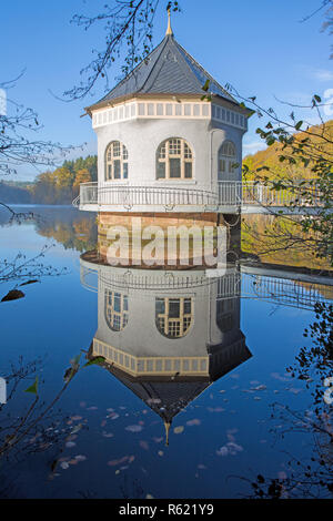 Itzenplitzer Weiher mit Pumpe Haus in Schiffweiler Stockfoto