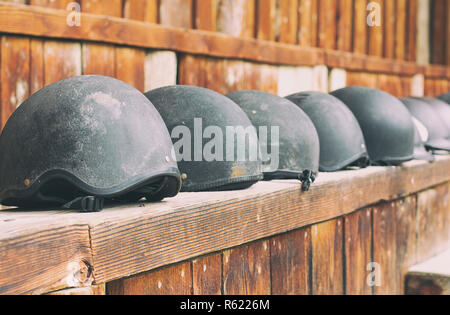 Pferd Helme in einer Warteschlange verwendet werden Stockfoto