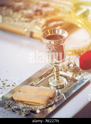 Die heilige Kommunion auf Holztisch auf Kirche Stockfoto