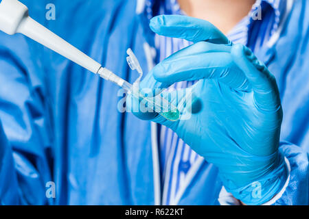 Wissenschaftler halten eine Eppendorf tube und Pipette Stockfoto