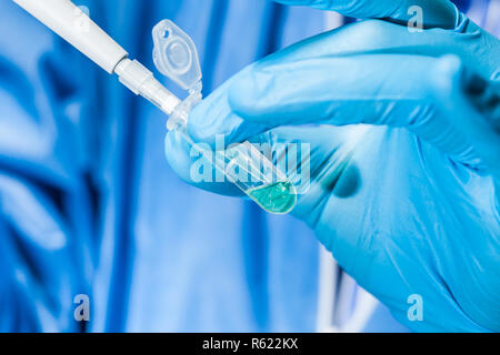 Wissenschaftler halten eine Eppendorf tube und Pipette Stockfoto