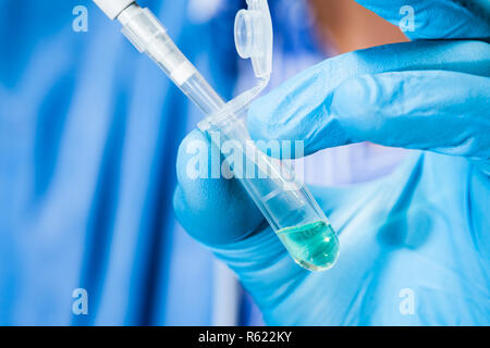Wissenschaftler halten eine Eppendorf tube und Pipette Stockfoto