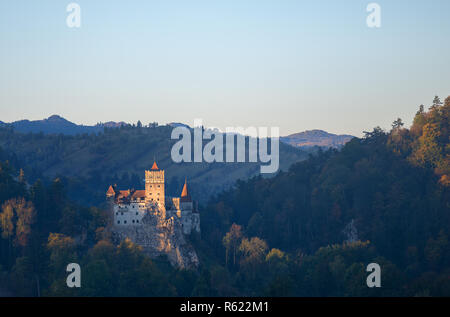 Kleie oder Draculas Schloss in Siebenbürgen, Rumänien. Die Burg liegt auf einem Berg gelegen, Stockfoto