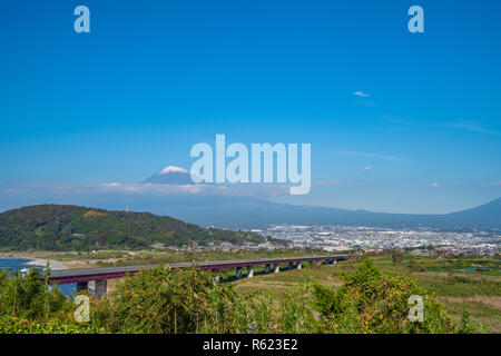 Blick auf den wunderschönen Fuji-san in Clear Sky Tag von Country Road in Japan gesehen Stockfoto