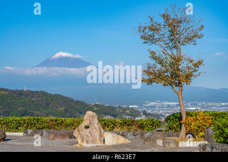 Blick auf den wunderschönen Fuji-san in Clear Sky Tag von Country Road in Japan gesehen Stockfoto